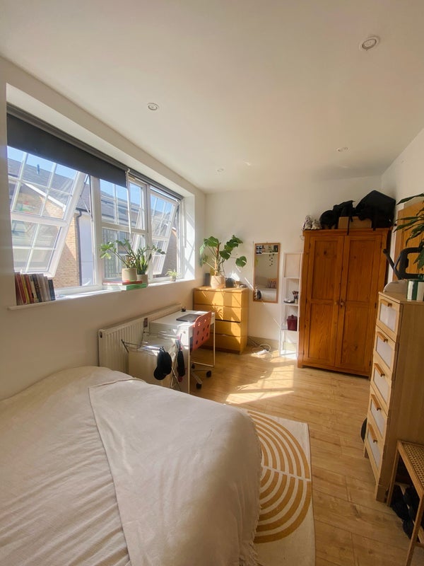 Room Evering Road in Greater London