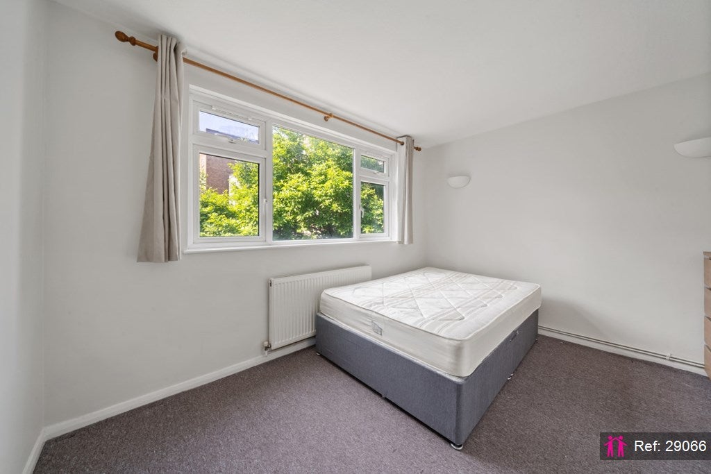 Flat Putney Hill in Greater London