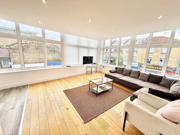 Flat Joseph Ray Road in London