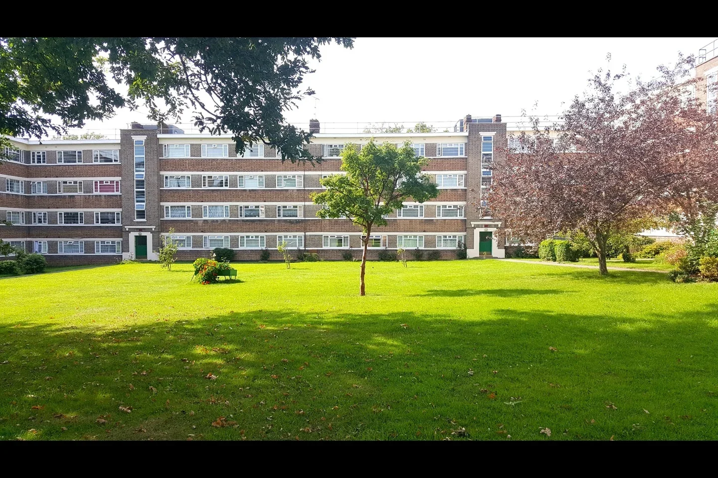 Flat Tenbury Court in Greater London