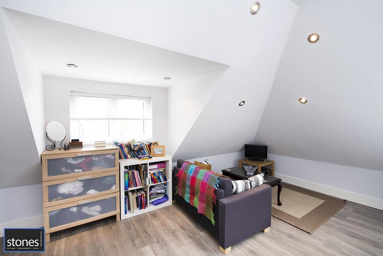 Flat Holden Road in Greater London