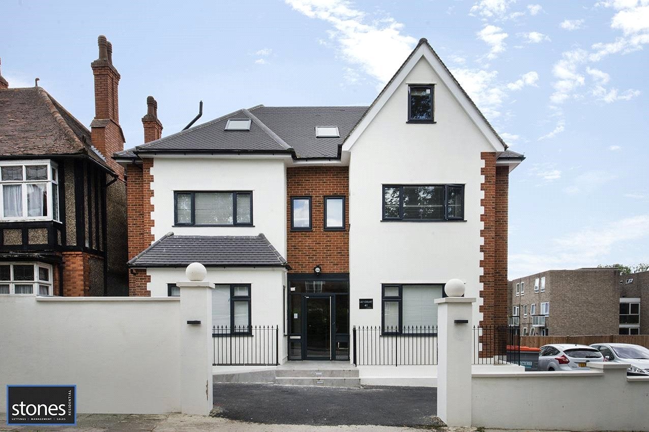 Flat Holden Road in Greater London