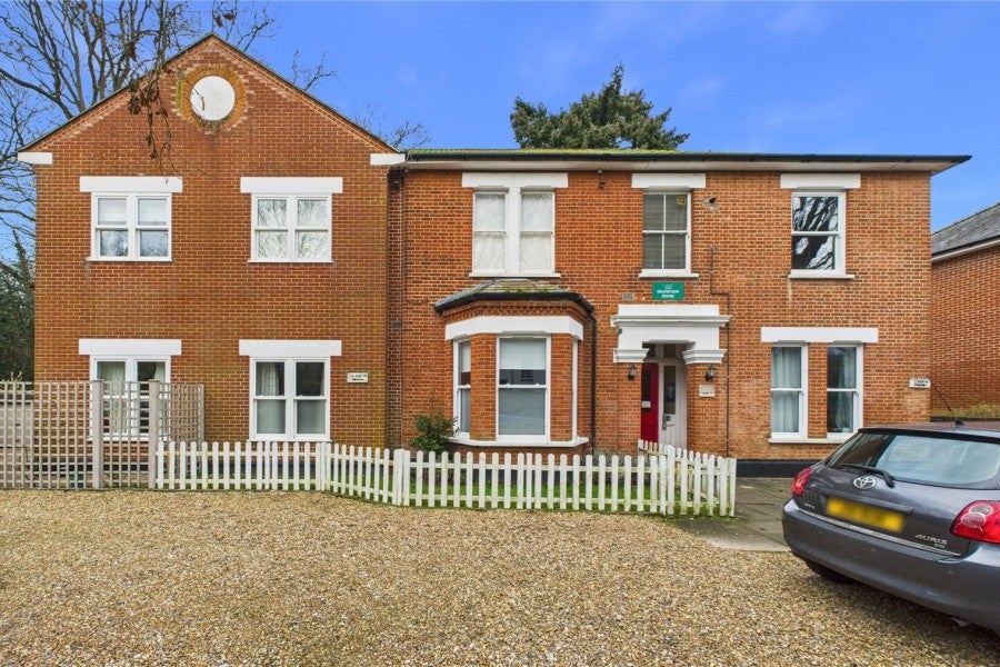Flat Broomhall Road in Woking