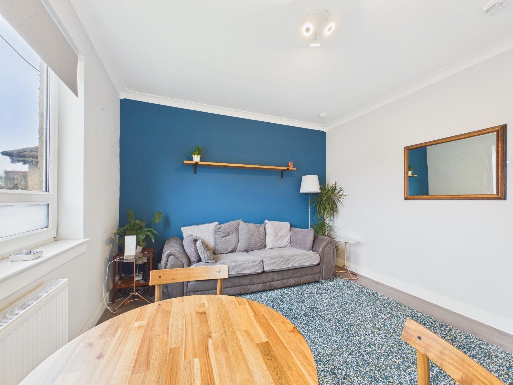 Flat Lochend Gardens in City of Edinburgh