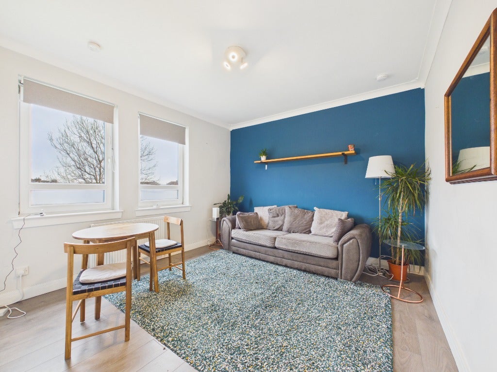 Flat Lochend Gardens in City of Edinburgh