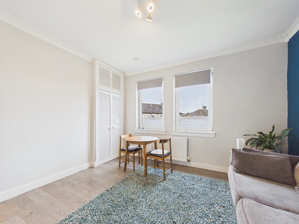 Flat Lochend Gardens in City of Edinburgh