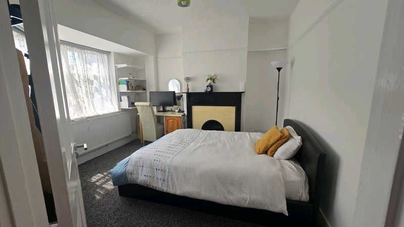 Room Saxon Road in Greater London