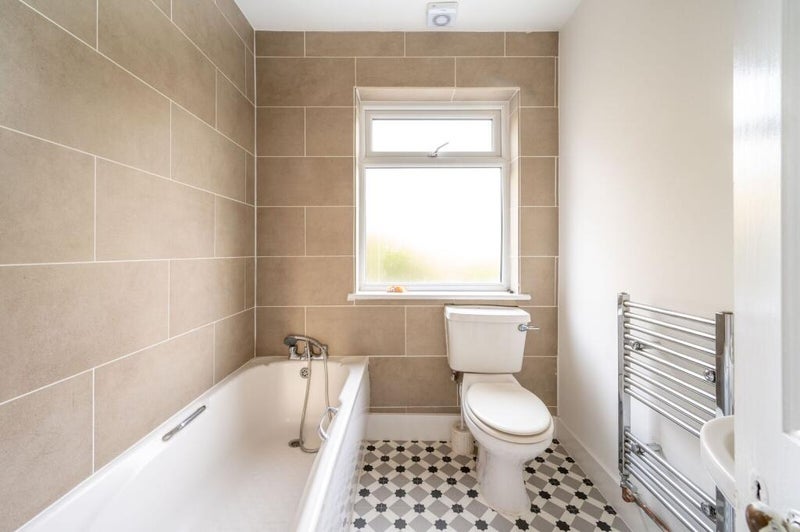 Room Saxon Road in Greater London