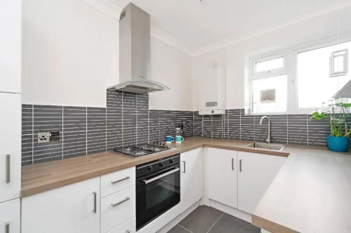 Flat Clapham Crescent in Greater London