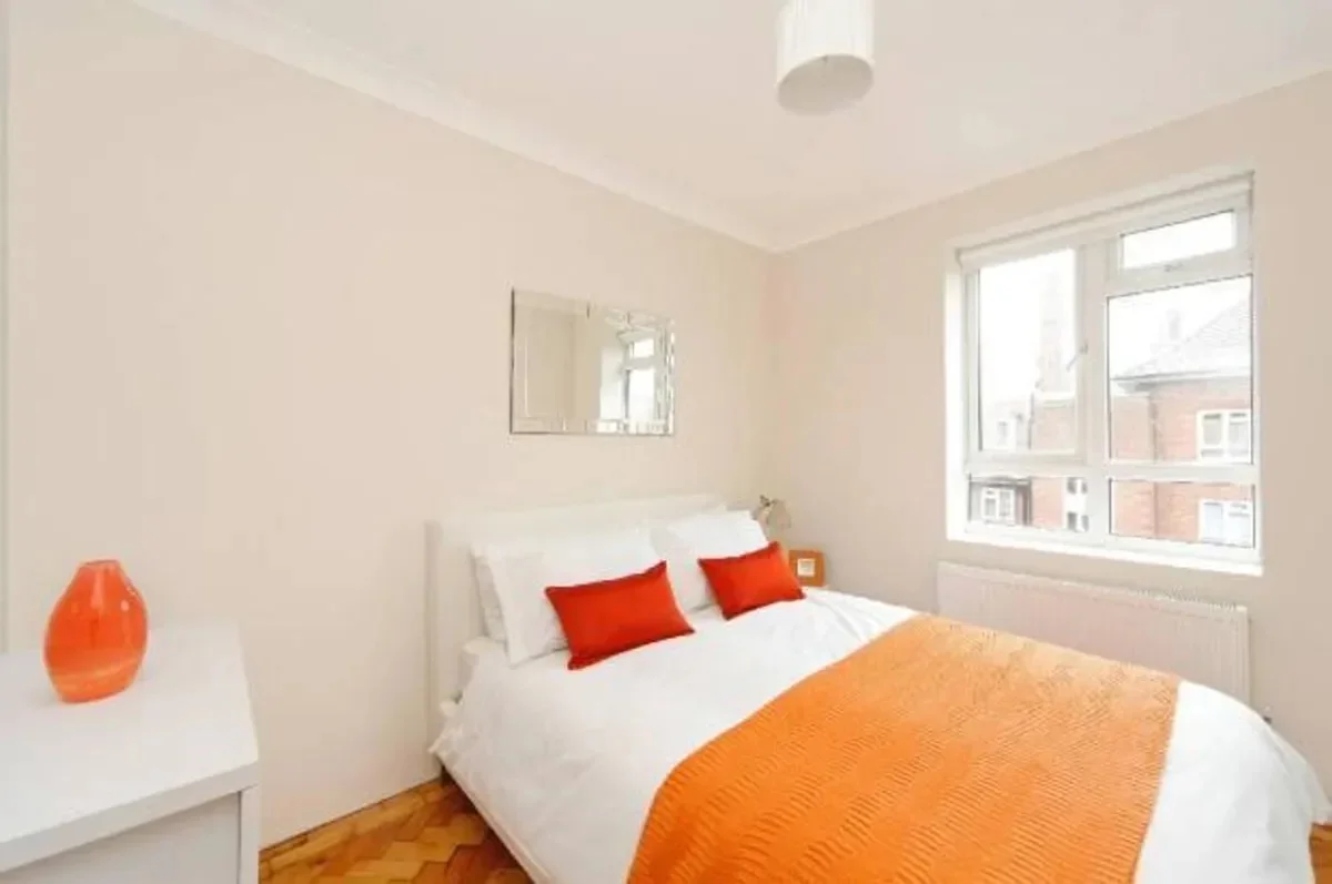 Flat Clapham Crescent in Greater London