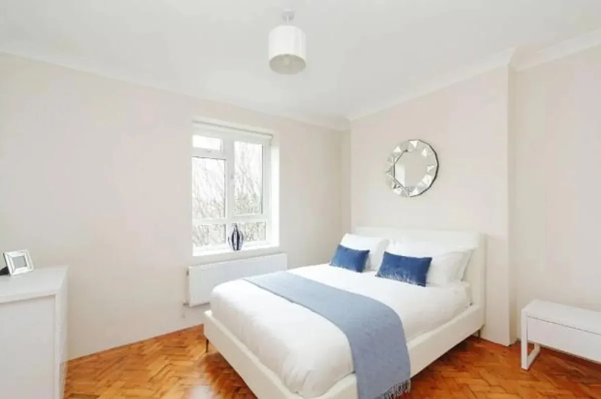 Flat Clapham Crescent in Greater London