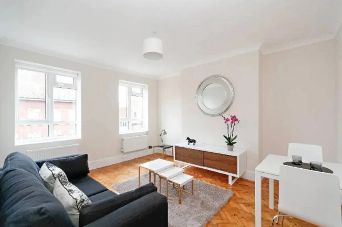 Flat Clapham Crescent in Greater London