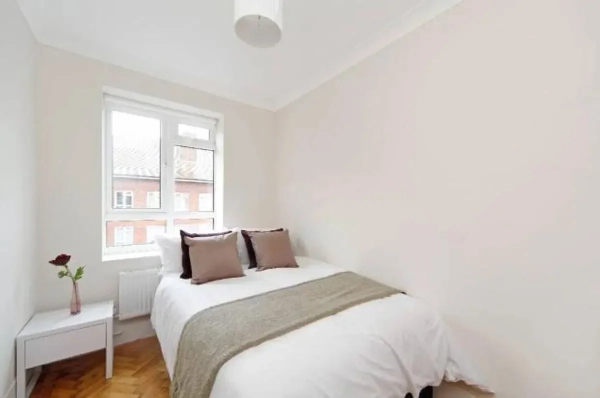 Flat Clapham Crescent in Greater London