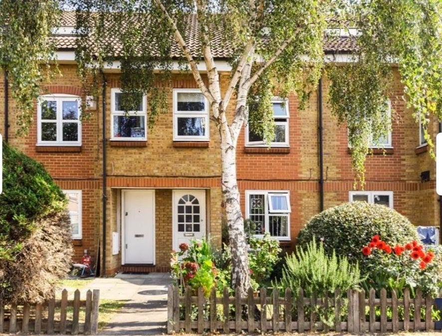 Flat Cadet Drive in Greater London