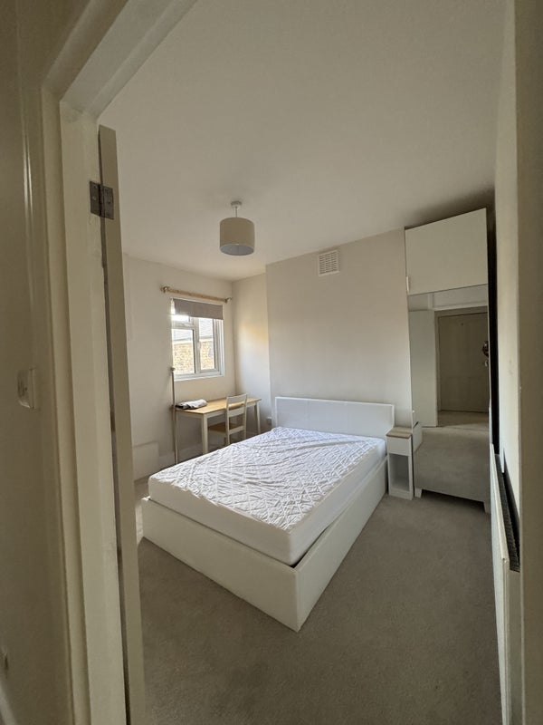 Room Farley Road in Greater London