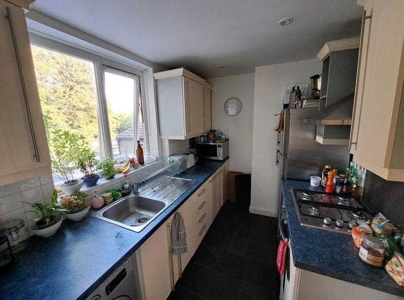Room Caxton Road in Greater London