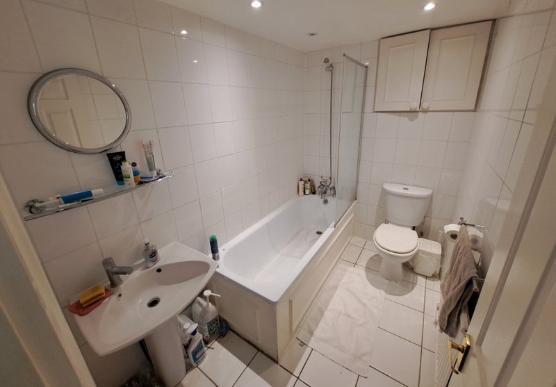 Room Caxton Road in Greater London