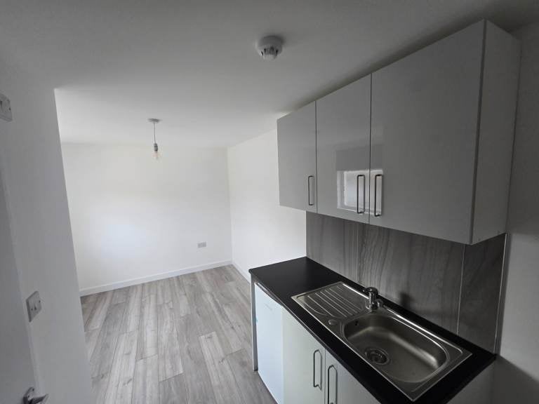 Room Clarence Road in Grays