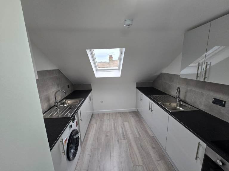 Room Clarence Road in Grays