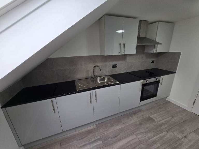 Room Clarence Road in Grays