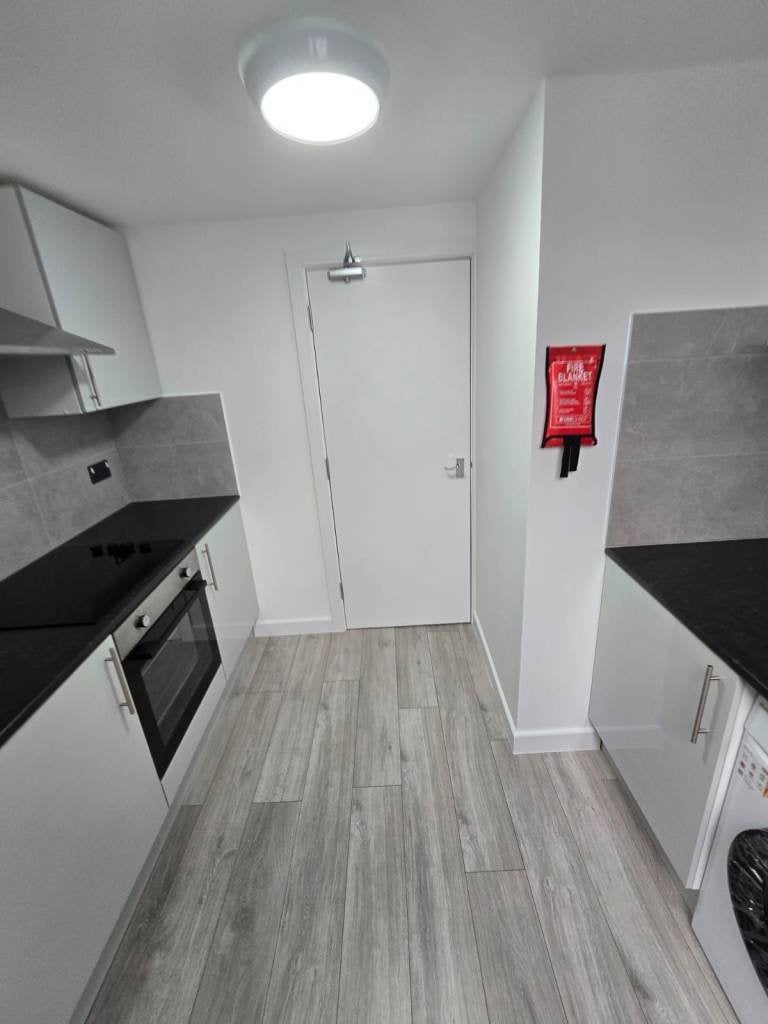 Room Clarence Road in Grays