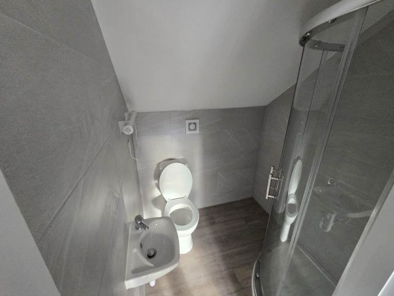 Room Clarence Road in Grays