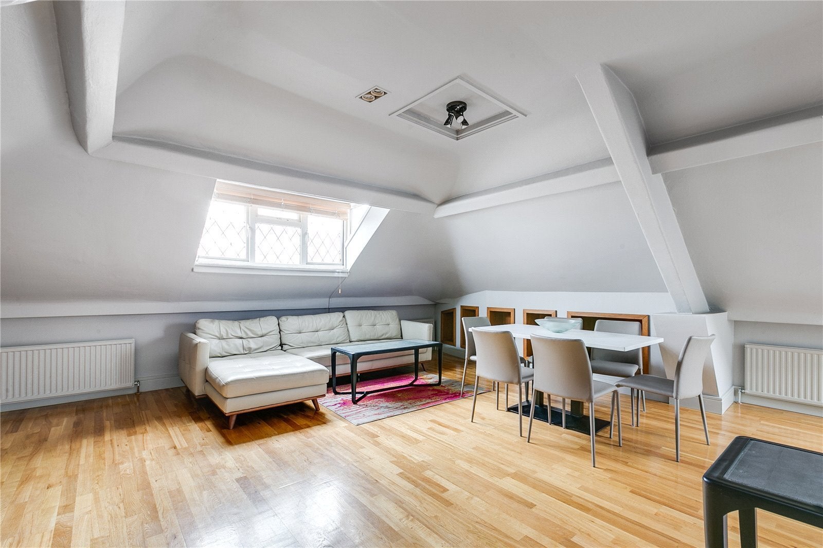 Flat Penywern Road in Greater London