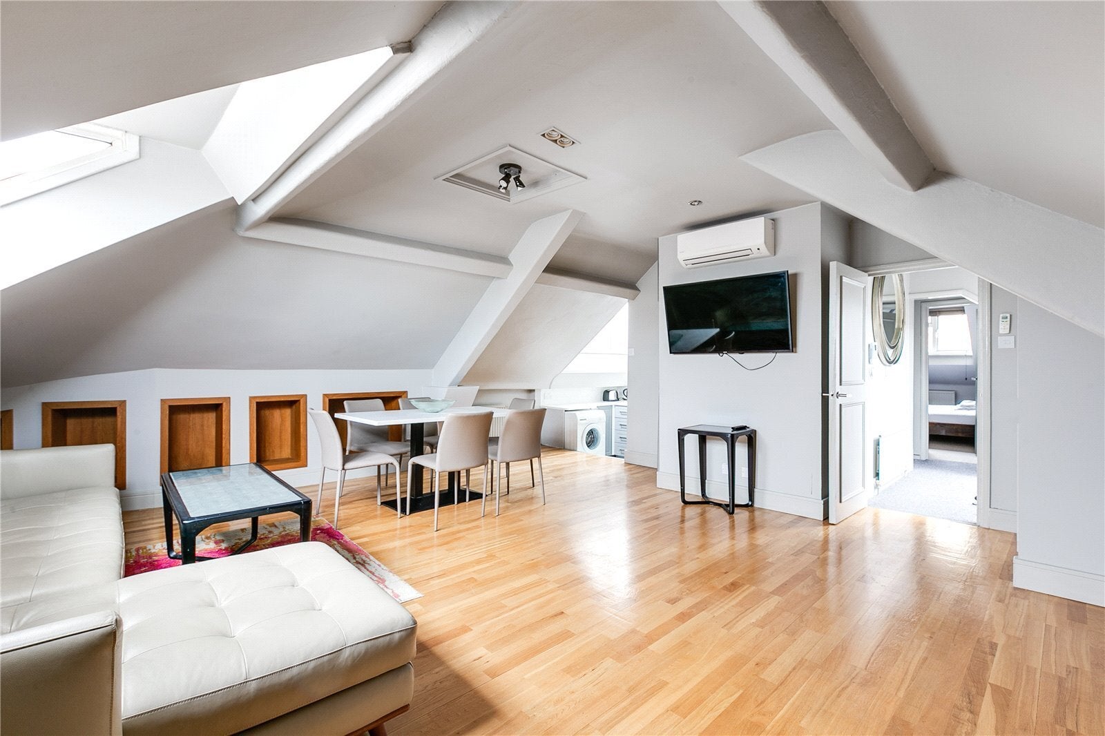 Flat Penywern Road in Greater London