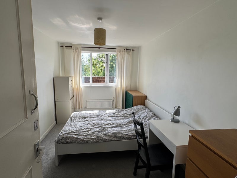 Room Old Farm Road in Greater London
