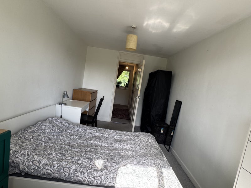 Room Old Farm Road in Greater London