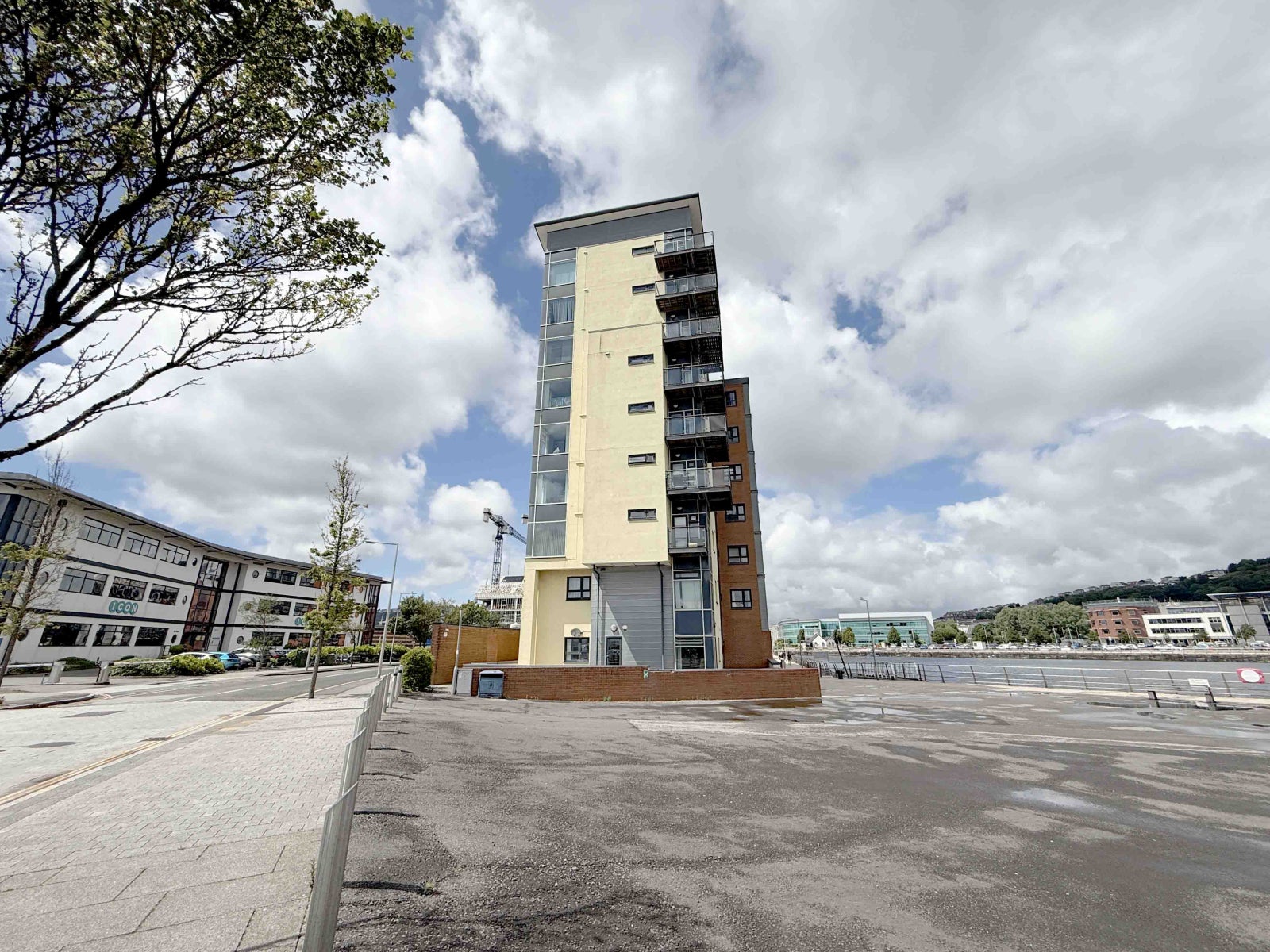 Flat King's Road in Swansea