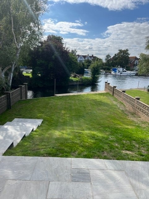House Riverside in Wraysbury