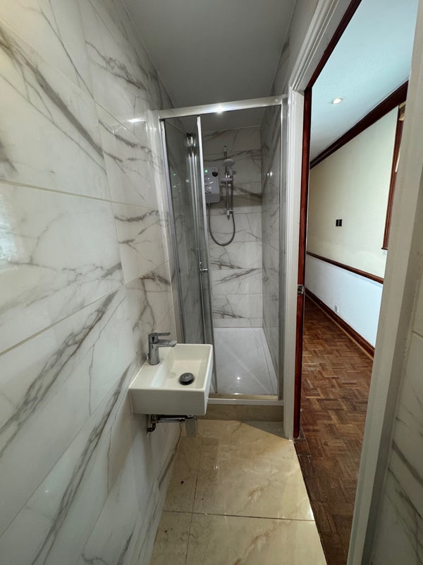 Room Glenister Road in Greater London