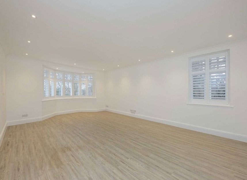Flat Arterberry Road in Greater London
