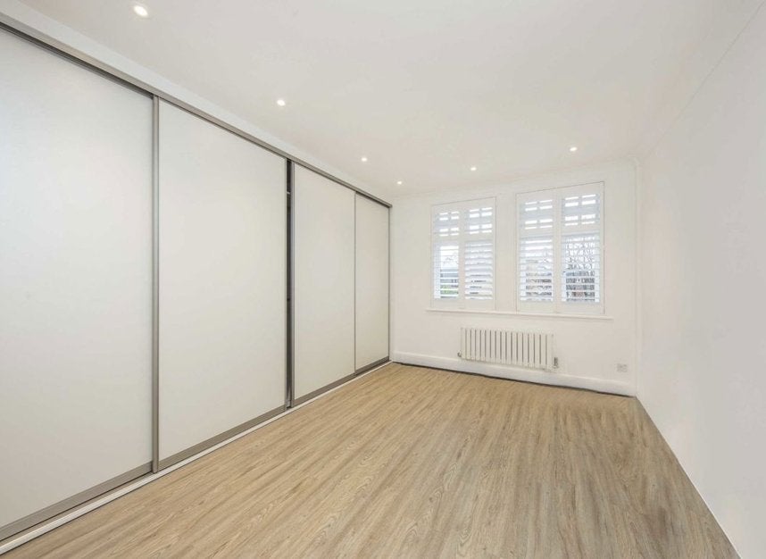Flat Arterberry Road in Greater London