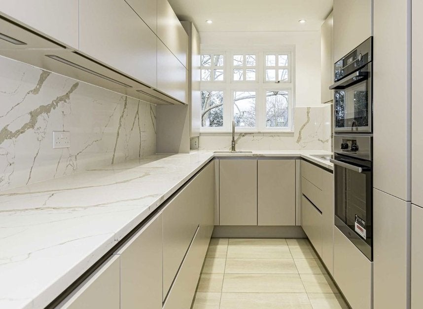 Flat Arterberry Road in Greater London