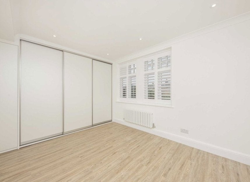 Flat Arterberry Road in Greater London