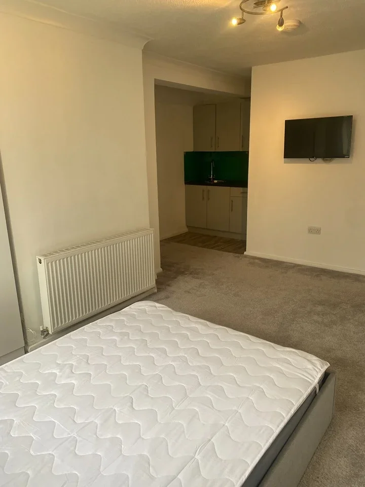 Room Holden Road in Basildon