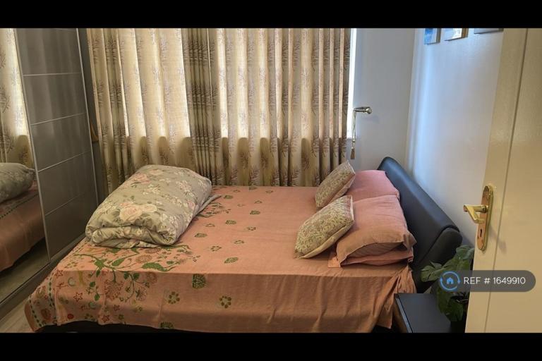 Room Nuthall Road in Nottingham