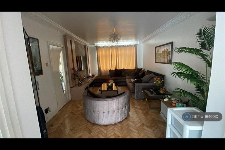Room Nuthall Road in Nottingham