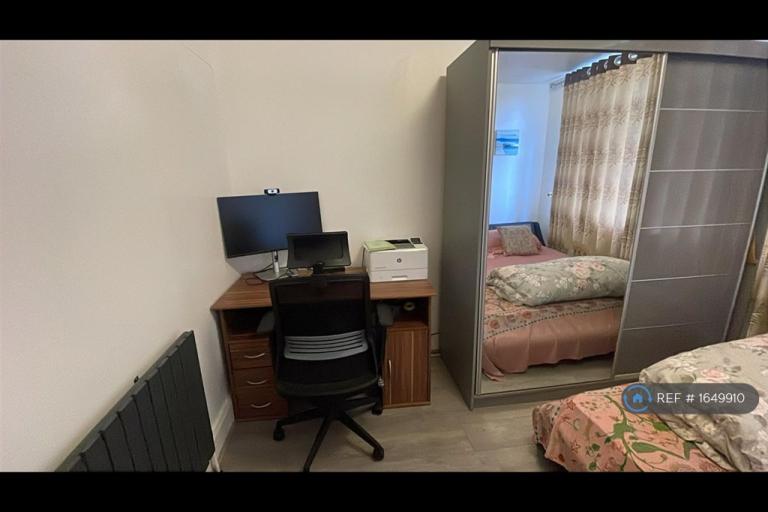 Room Nuthall Road in Nottingham