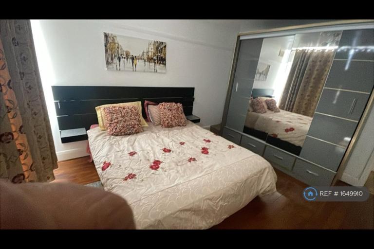 Room Nuthall Road in Nottingham