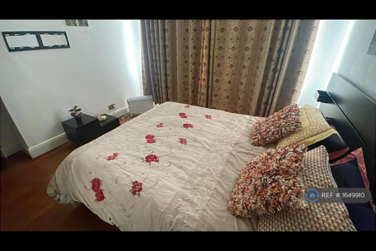 Room Nuthall Road in Nottingham