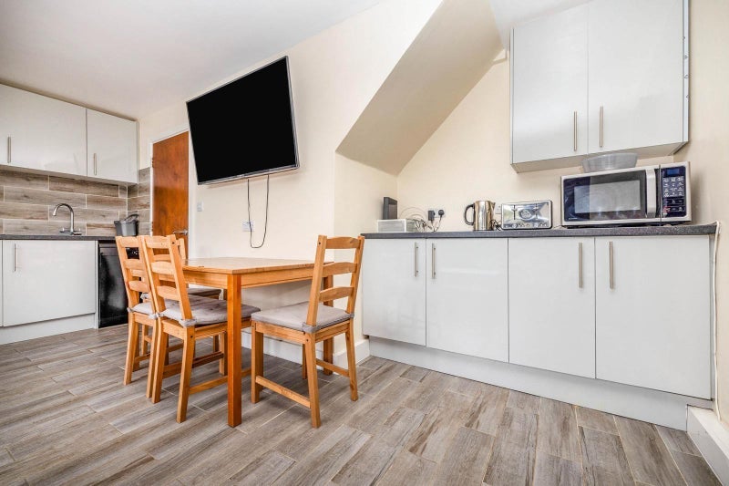 Room Tranton Road in Greater London