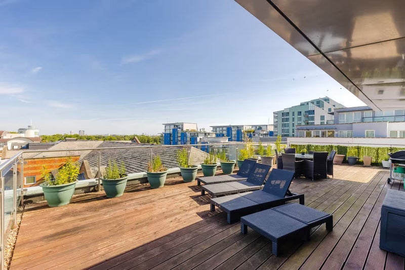 Room Point Pleasant in Greater London