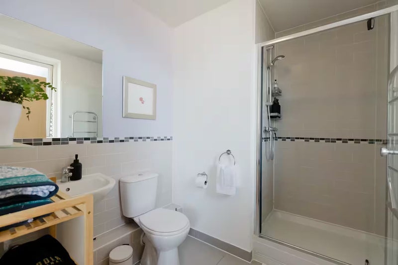 Room Point Pleasant in Greater London