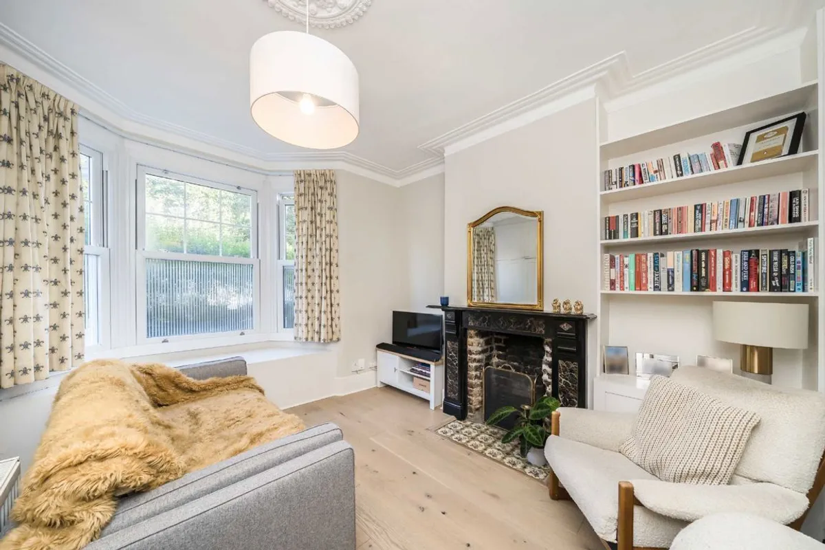 Flat Waynflete Street in Greater London