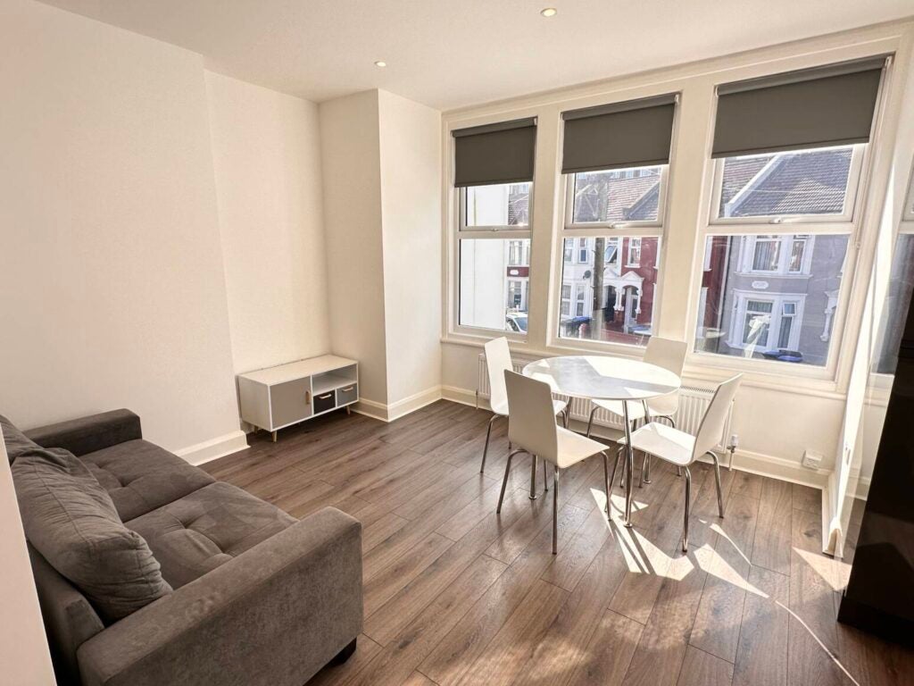 Flat Rockhall Road in Greater London