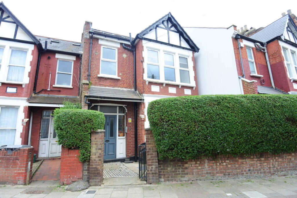 Flat Rockhall Road in Greater London