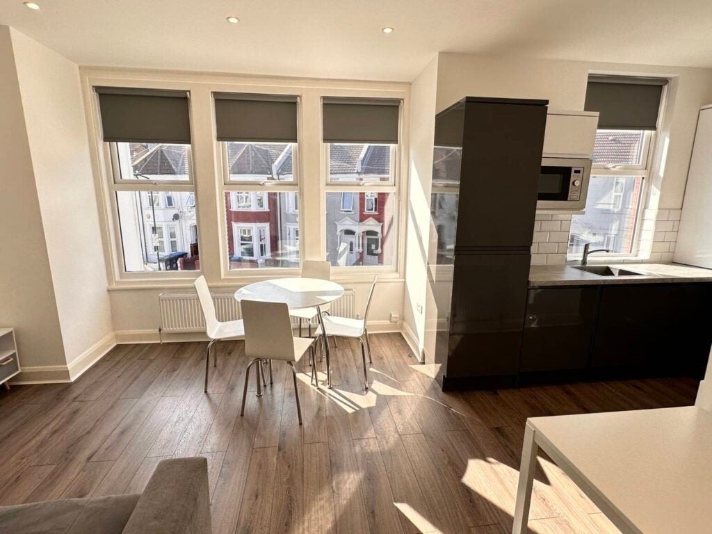 Flat Rockhall Road in Greater London